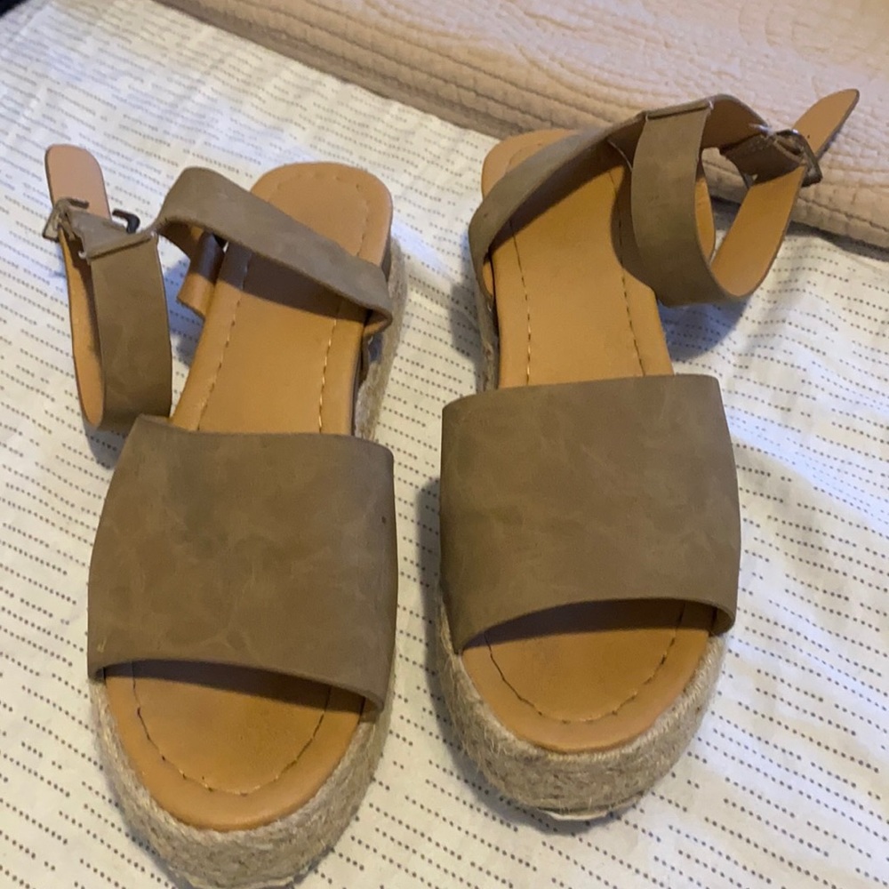 No brand very comfy platform sandals